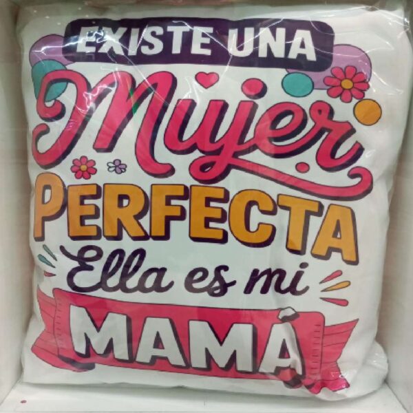 Cojín Existe una mujer perfecta ella es mi mamá (1)