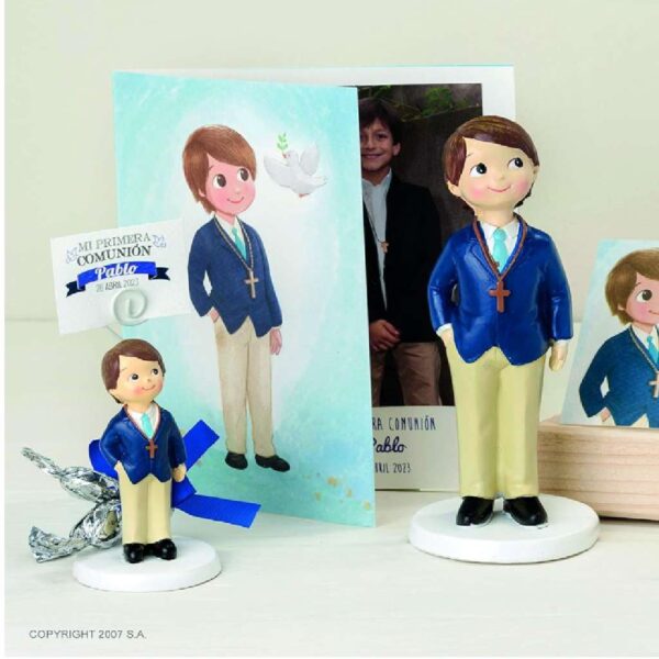 Figura de pastel para Comunión de niño con rosario y americana azul